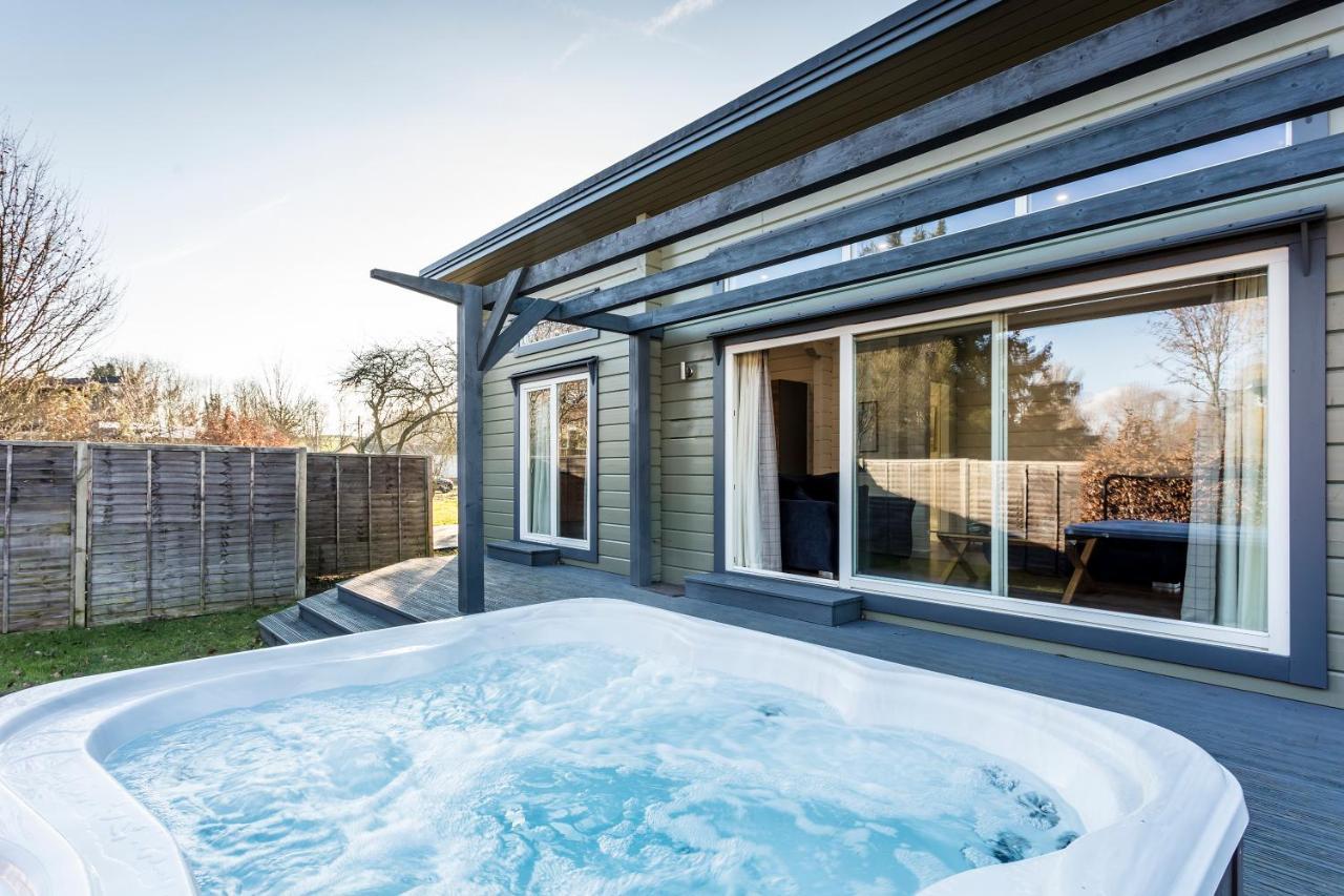 Roydon Marina Village Lodges Exterior photo