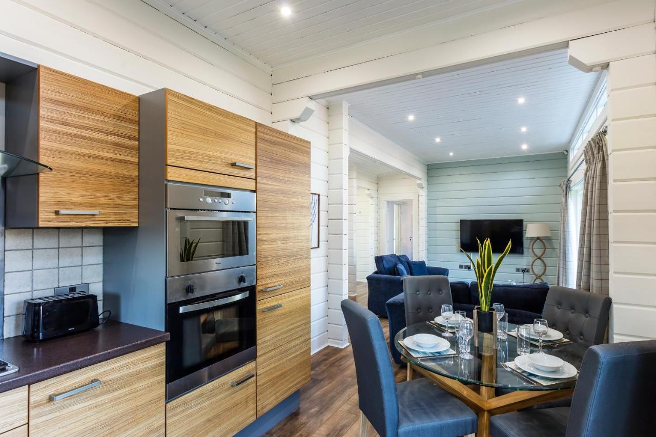 Roydon Marina Village Lodges Exterior photo