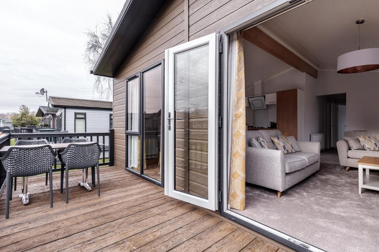 Roydon Marina Village Lodges Exterior photo