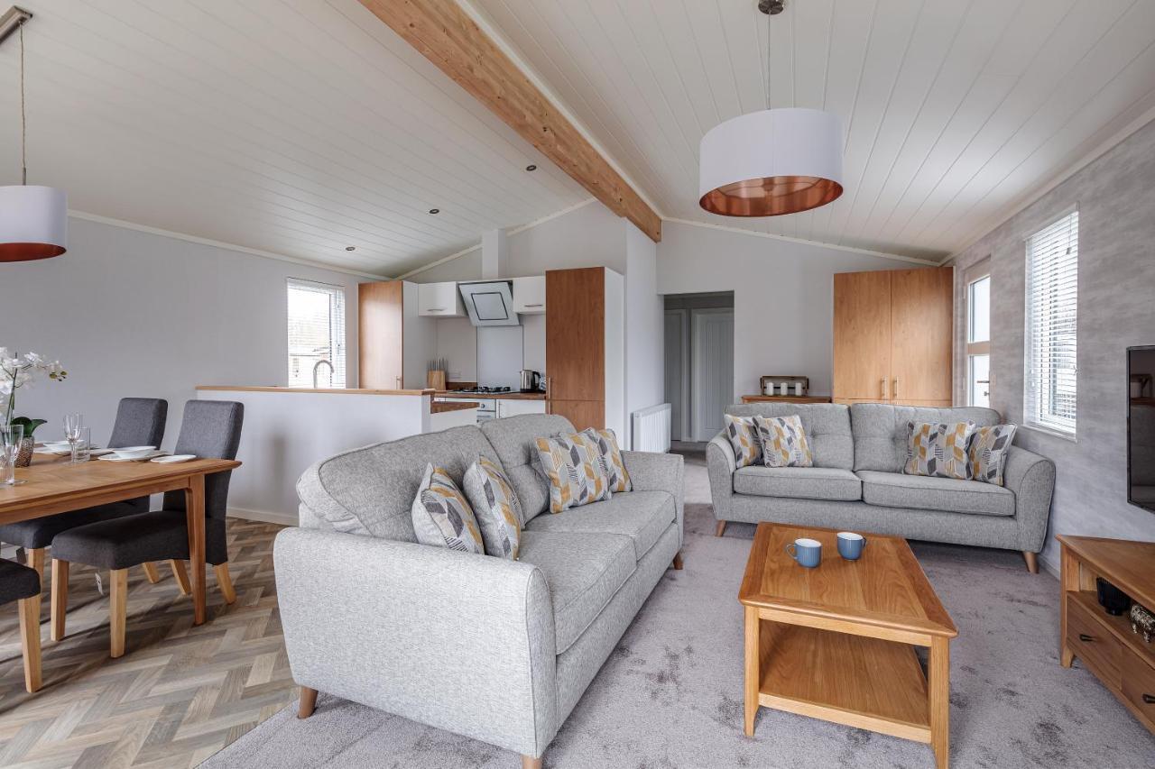 Roydon Marina Village Lodges Exterior photo