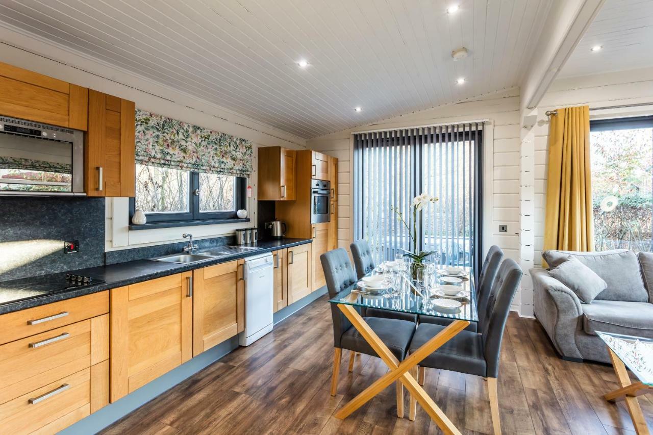 Roydon Marina Village Lodges Exterior photo