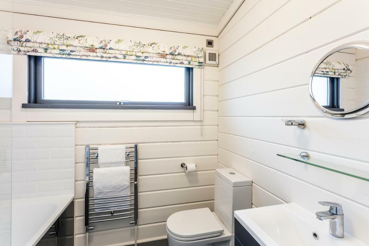 Roydon Marina Village Lodges Exterior photo