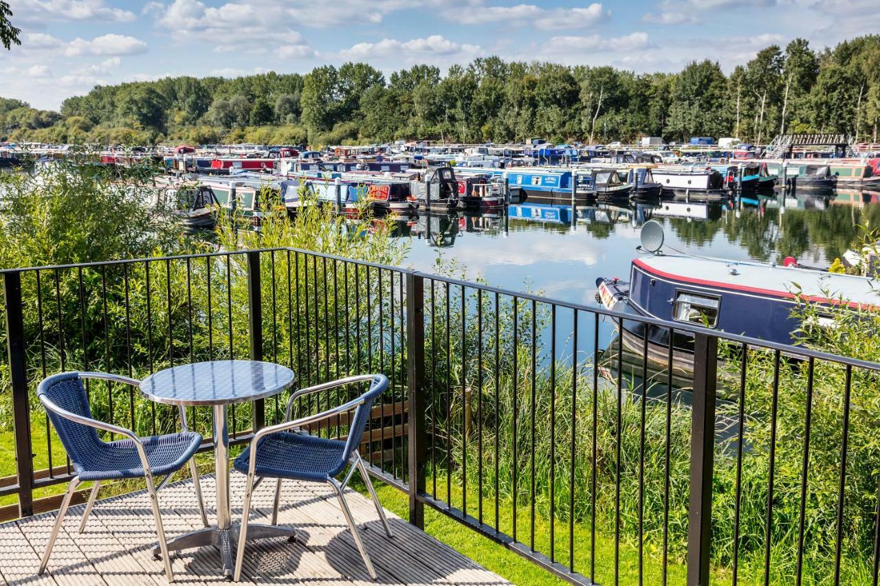 Roydon Marina Village Lodges Exterior photo